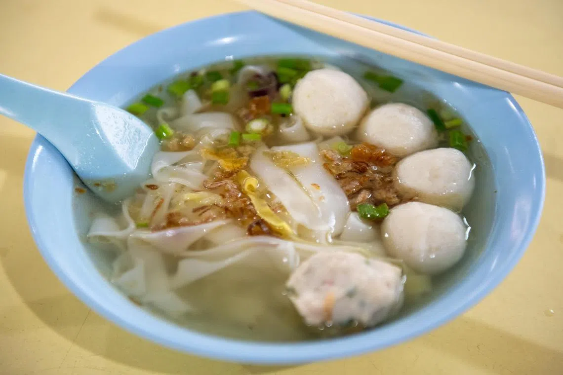 粿条汤的鱼丸和肉丸都是手工制作。（特约陈佳誉摄）