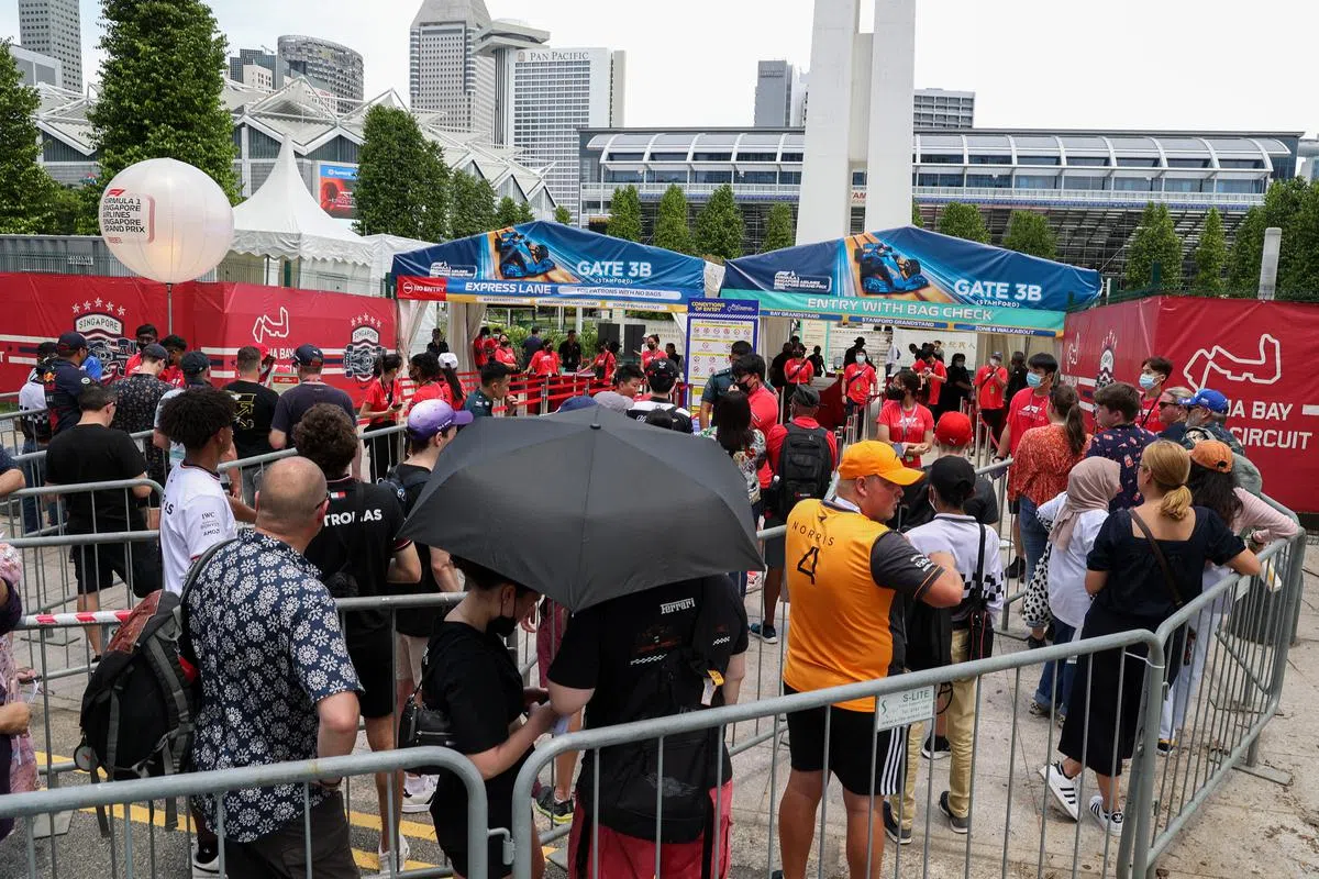 车迷们在炎热的下午，有秩序地排队入场。（张思庆摄）