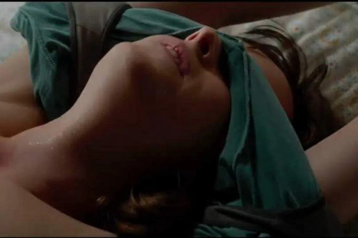 好莱坞情色电影《格雷的五十道阴影》的女主角翻云覆雨时会蒙上双眼。（联邦影业提供）