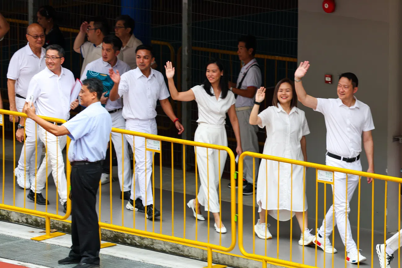 行动党盛港集选区由前交通部兼卫生部高级政务部长蓝彬明医生领队，和三名首次参选的新人黎曦怡、王诗佳、艾乐米副教授参选。（从右到左）（林明顺摄）