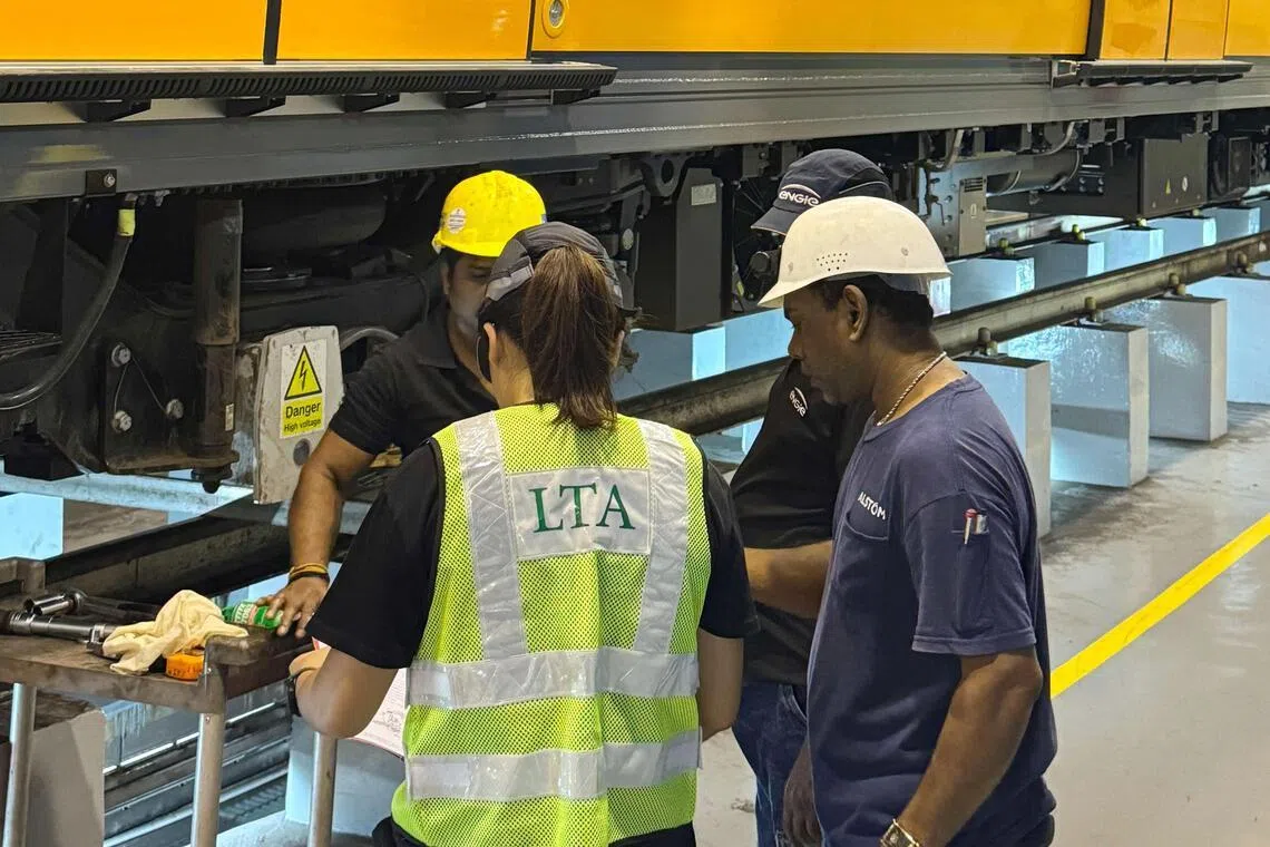 工作人员也对列车的尺寸、底盘设备、车门、线路和配件等，一一展开检查。（陆交局提供）