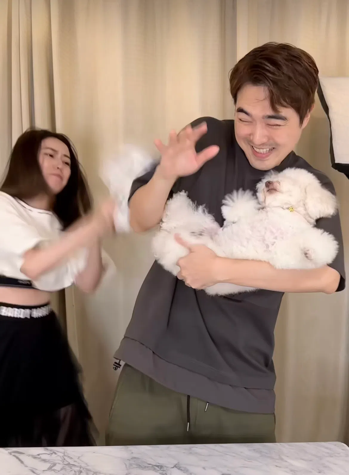 “推销”老婆的贵宾爱犬Mochi时，李腾的老婆Gina冲入画面打老公。（取自李腾IG）