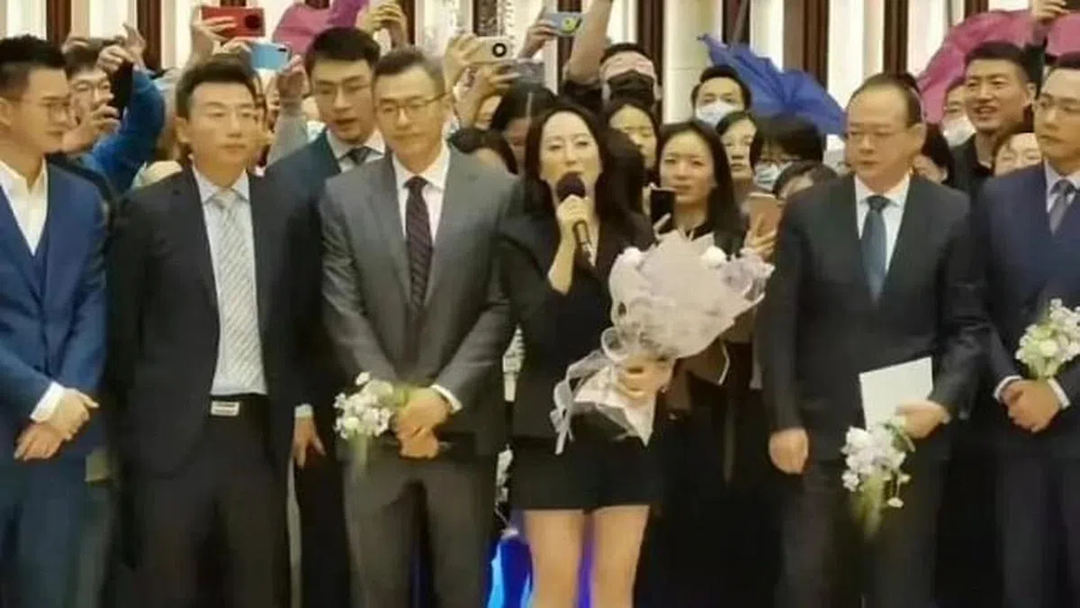 网络流传的照片显示，身穿黑色套装的孟晚舟现身华为公司，并手捧一束花在华为员工围绕下发表讲话。（互联网）