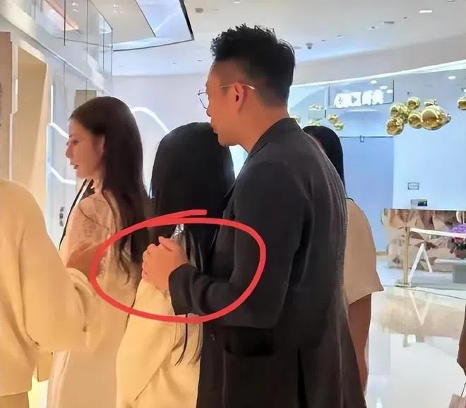 汪小菲对女儿玥儿呵护备至。（取自微博）