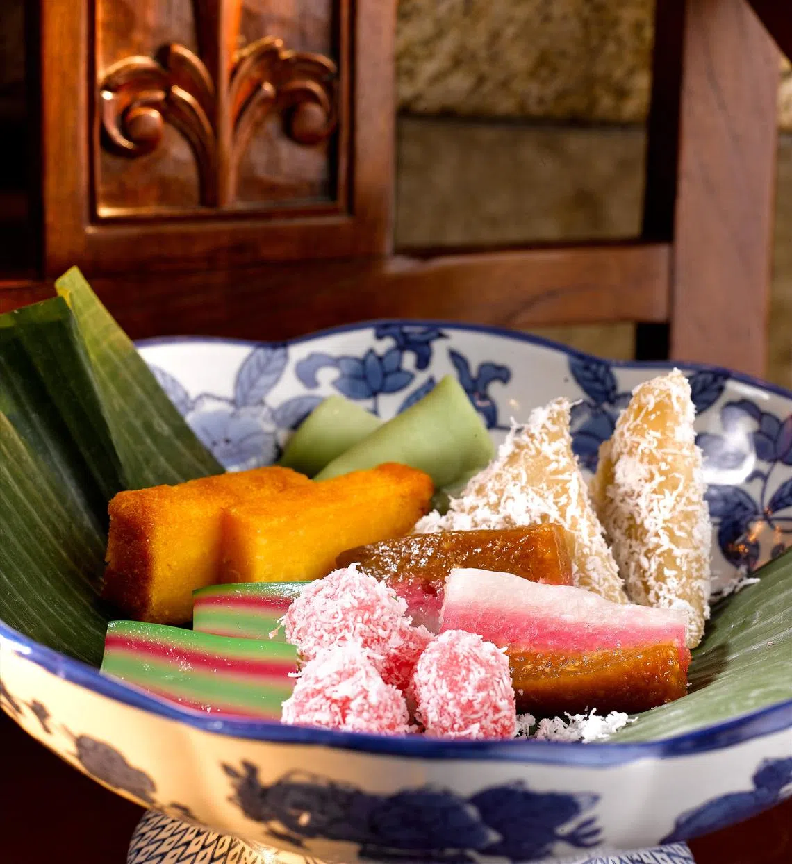 海峡厨房餐馆的本地风味主题自助餐，可以尝到娘惹糕。（餐馆提供）