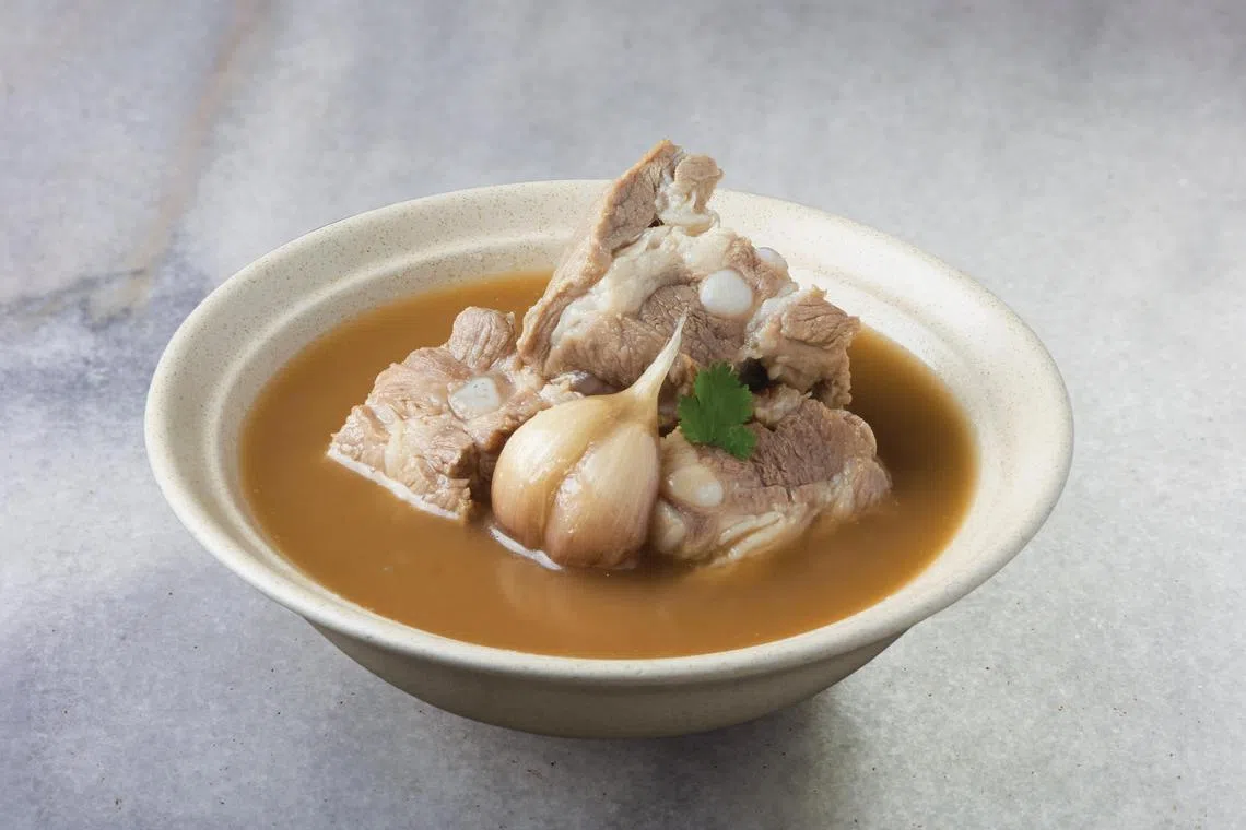 黄亚细肉骨茶的猪软骨肉骨茶浓郁鲜甜。（餐馆提供）