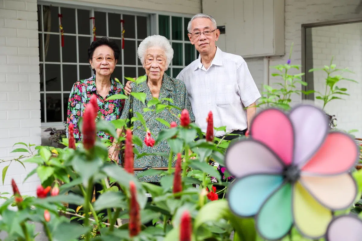 谢妙梅（中）和儿子林英仁（右）住在东海岸一带，二女儿林淑绿（左）则是从加拿大回新探望母亲。（陈斌勤摄）