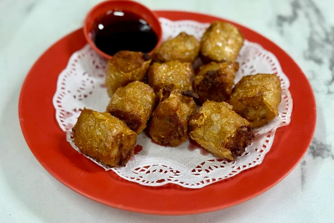 炸虾枣外皮酥脆，内里鲜香扎实，风味怀旧。（叶晓虹摄）