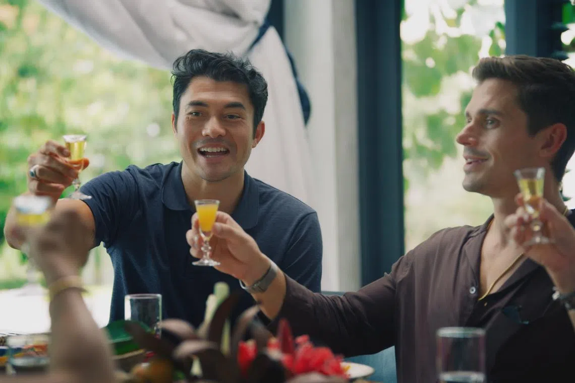 Henry Golding（左）和Antoni Porowski到自己母亲的故乡婆罗洲拍摄。（Disney+提供）