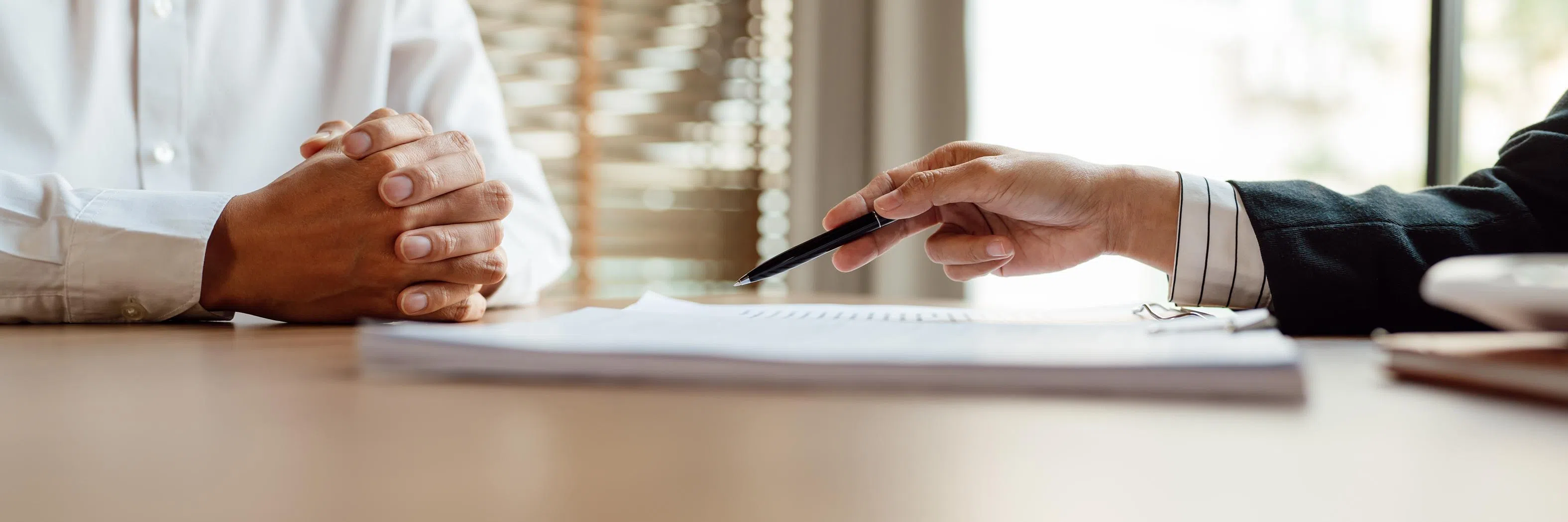 还没签下保单的同意书前，投保人应仔细阅读条款细节，避免无意间赋予保险公司太多索取自己医疗资料的权利。（档案照片）