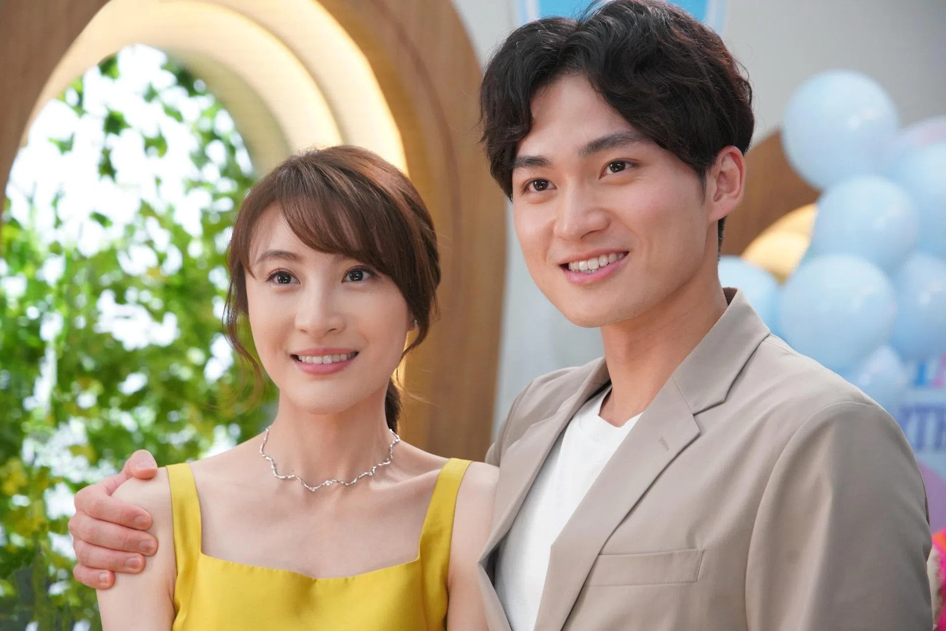 周嘉洛（右）在《宠爱Pet Pet》与林夏薇（左）谈姐弟恋，戏外他也不排斥与比自己年长的女生谈恋爱。（互联网）