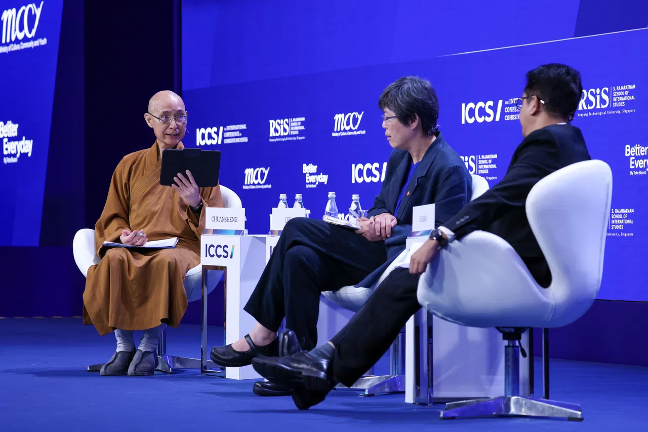 释传圣法师（左）在社会和谐国际大会举办的“历史是通往更具包容未来的导航还是障碍？”讨论会中，担任主持人。（吴先邦摄）