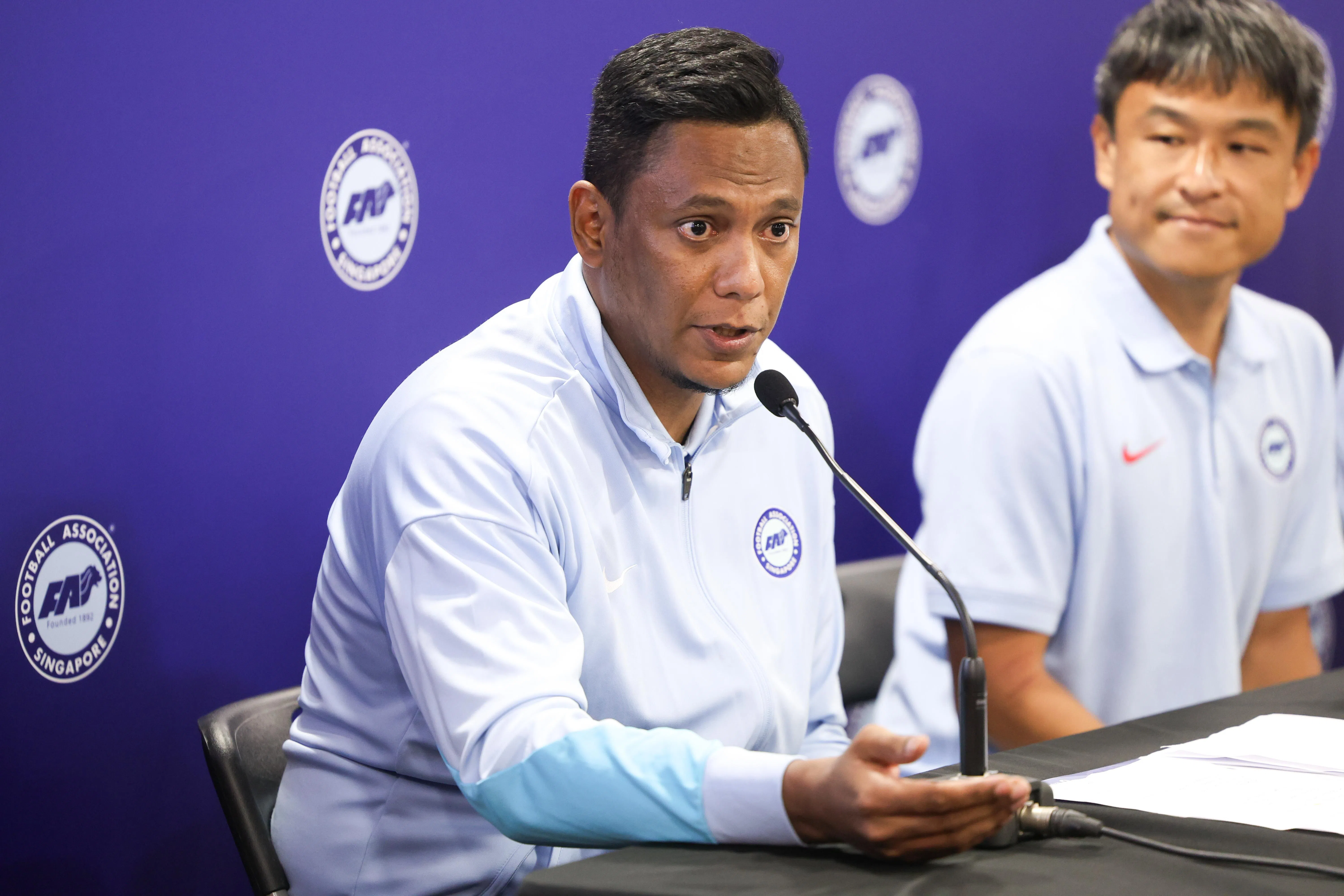 幼狮主帅菲尔道斯（左）为球队在东运会的不佳发挥道歉。（关俊威摄）