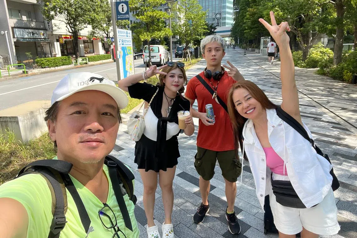 孙鹏（左起）、孙安佐网红表姐艾莉儿（林沐希）、孙安佐和狄莺貌似到日本旅行。（取自狄莺脸书）
