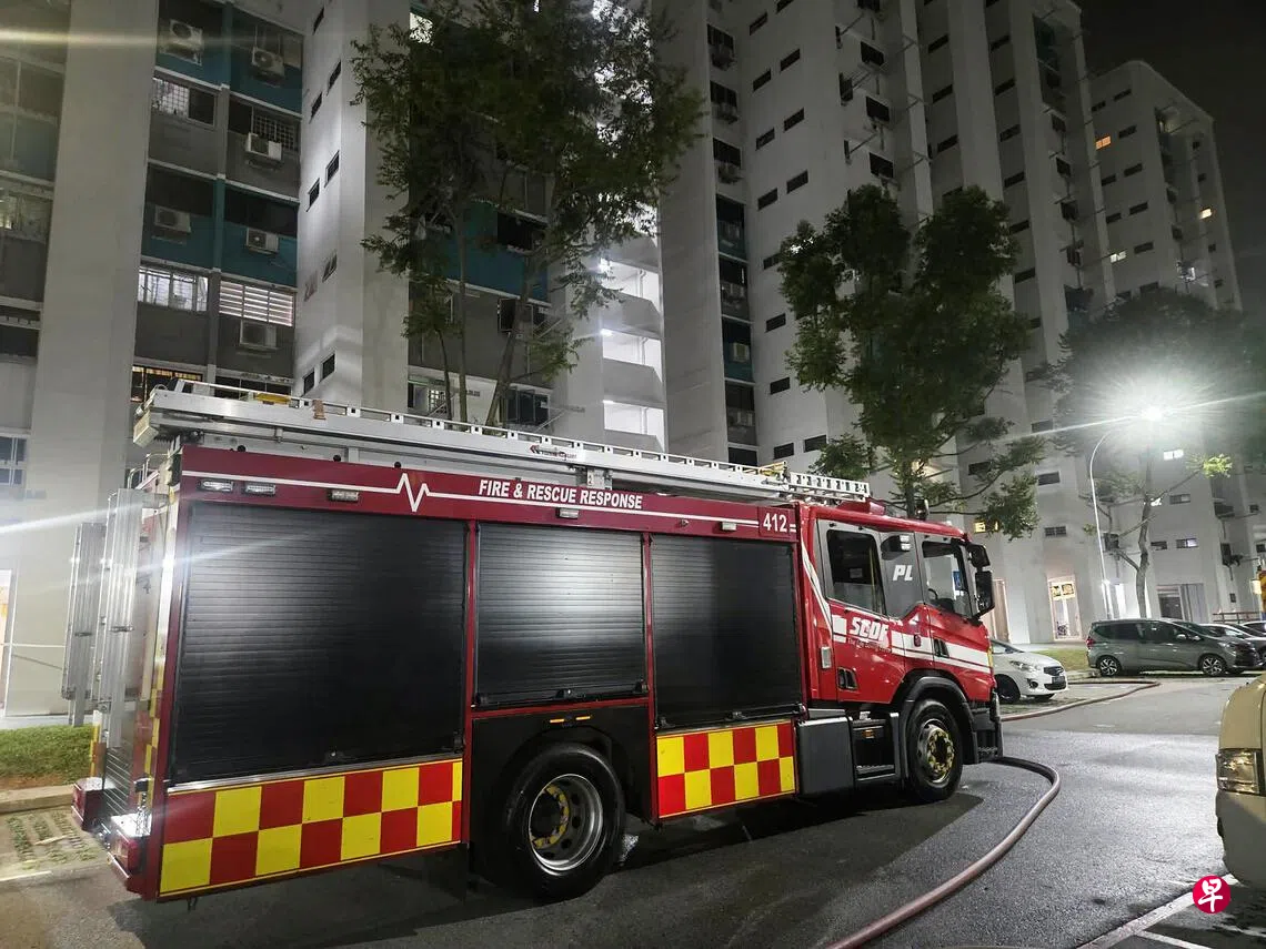 裕廊东组屋三楼单位陷入火海 一男子当场证实身亡