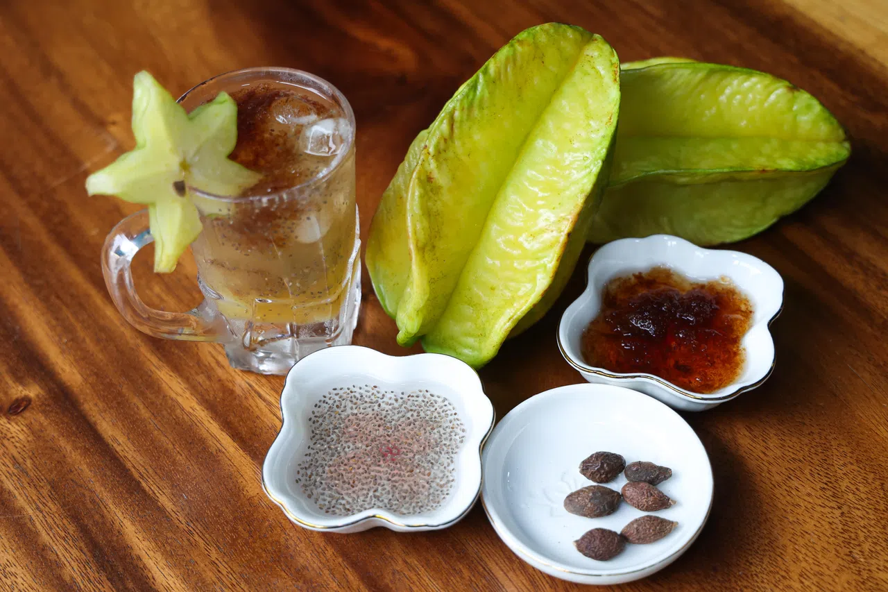 Hue自创的夏日清凉饮料融合了胖大海和奇亚籽营养，喝起来具有清爽口感。（林明顺摄）