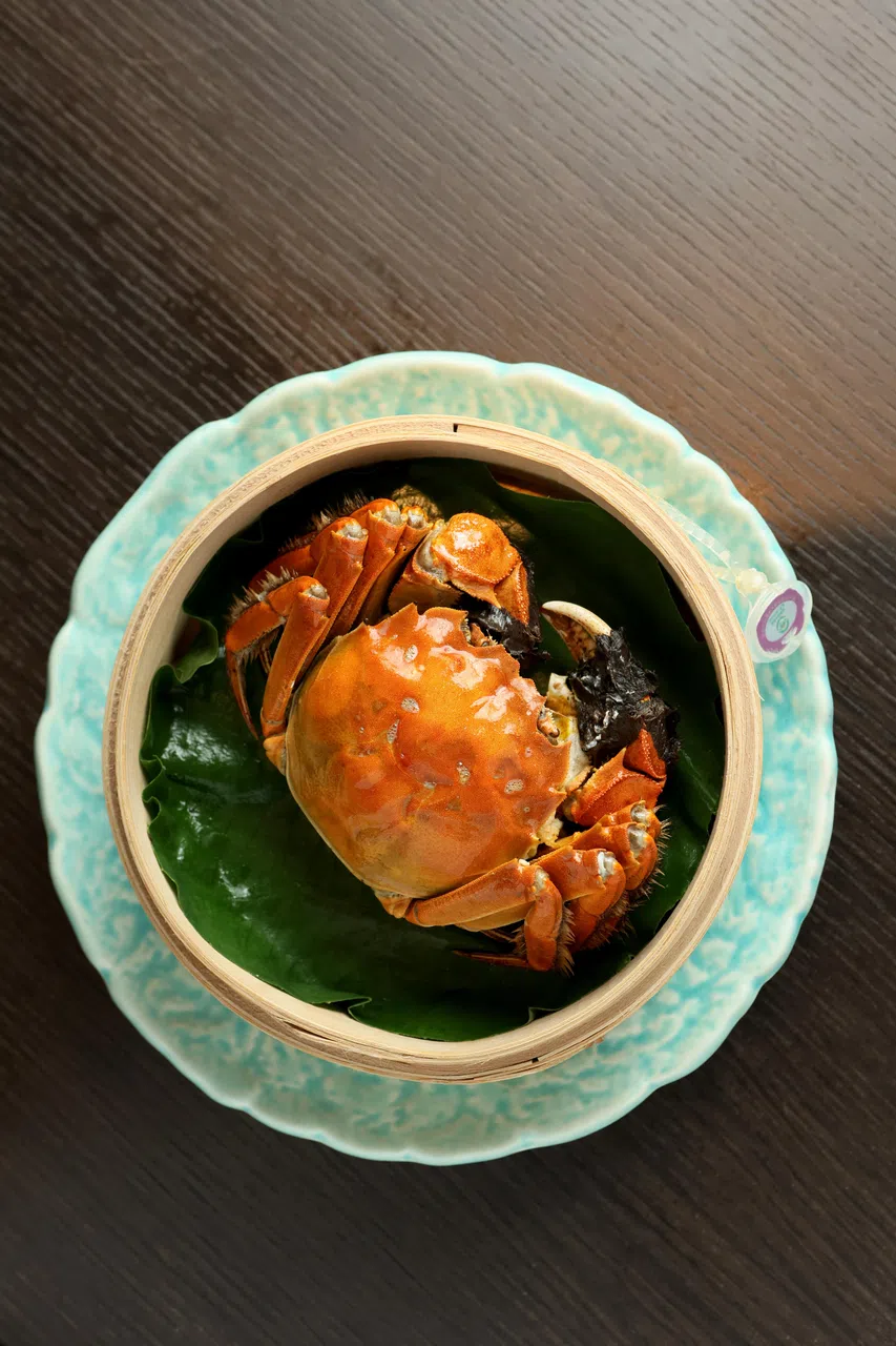 多数老一辈食客喜欢传统的清蒸大闸蟹。（龙国雄摄）