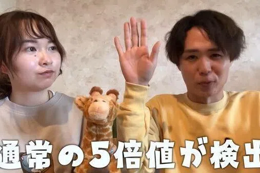 日本网红夫妻档“Tottabi”的YouYube频道，有超过40万粉丝追随，近日分享一段惊险经历。两人之前到非洲旅游，品尝长颈鹿肉时，意外吞下猎枪子弹的碎片，导致其血中铅浓度飙升，出现铅中毒症状。