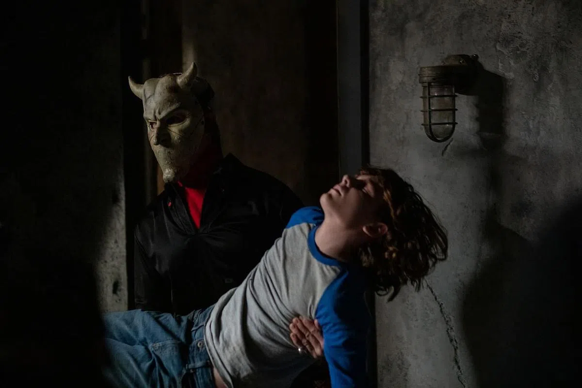 《暗黑电话》梅森泰晤士遭杀人魔绑架。