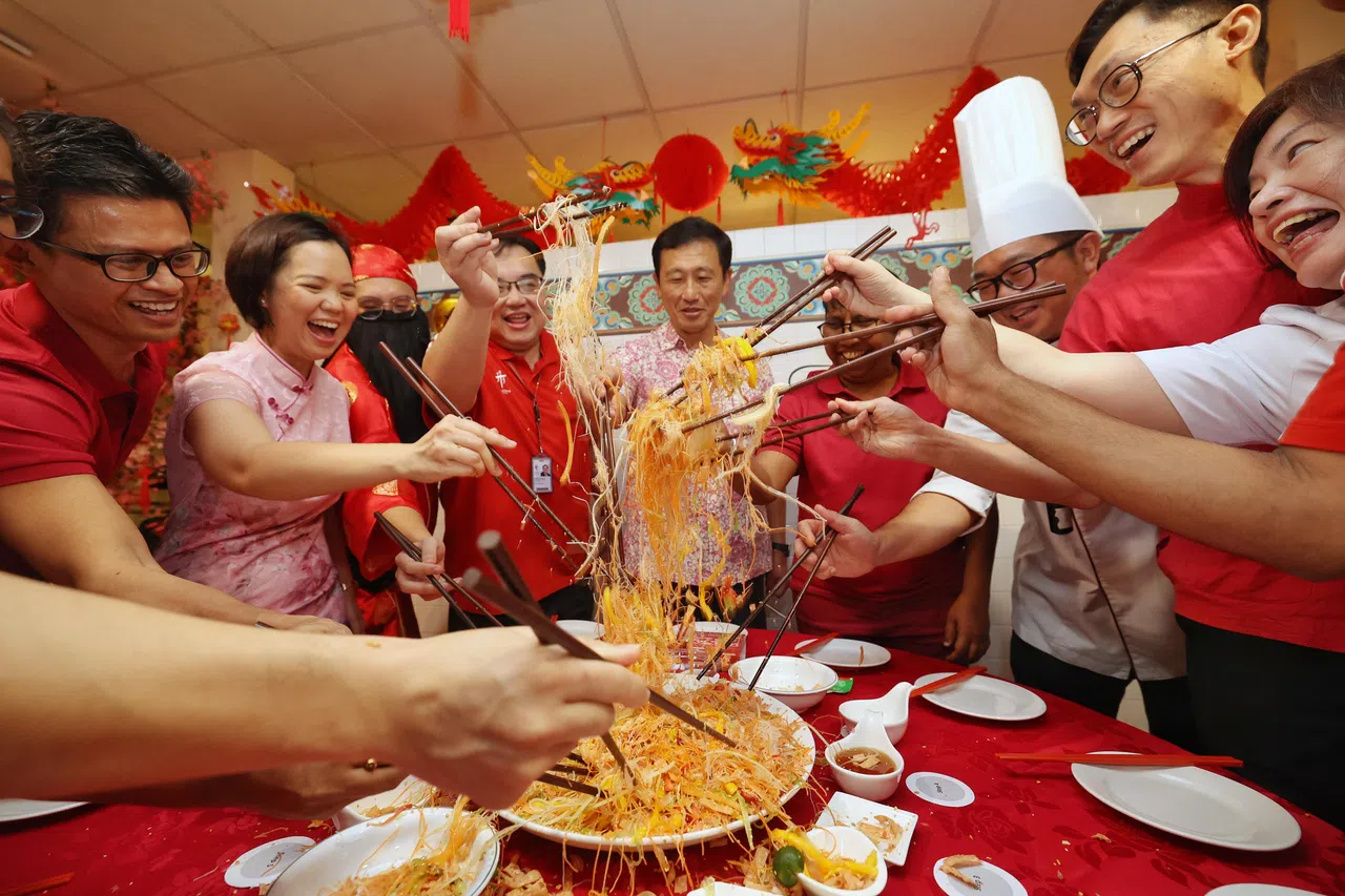 王乙康与工运领袖及陈笃生医院职员一起捞鱼生，祝愿大家龙年顺遂安康。（唐家鸿摄）