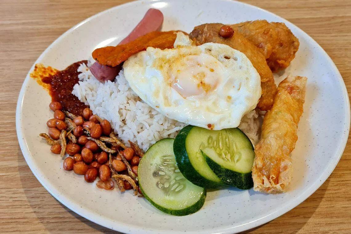 椰香惹味的饭tastic Nasi Lemak，图为配料丰盛的大王椰浆饭。（叶晓虹摄）