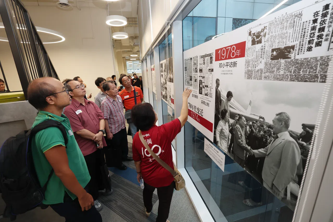 到访的客人们分组参观报馆。（陈渊庄摄）