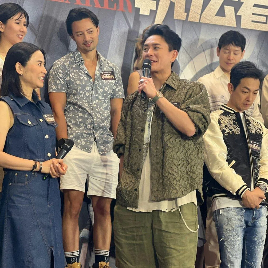 梁烈唯（前排右一）在乐易玲生日会隔天仍有出席邵氏剧集《执法者们》的宣传活动，不过当时他被拍到垂头丧气、心事重重。