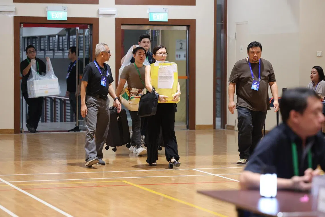 选票箱送往计票中心后，计票人员将接手准备计票。图为设在南侨中学的计票中心。（唐家鸿摄）