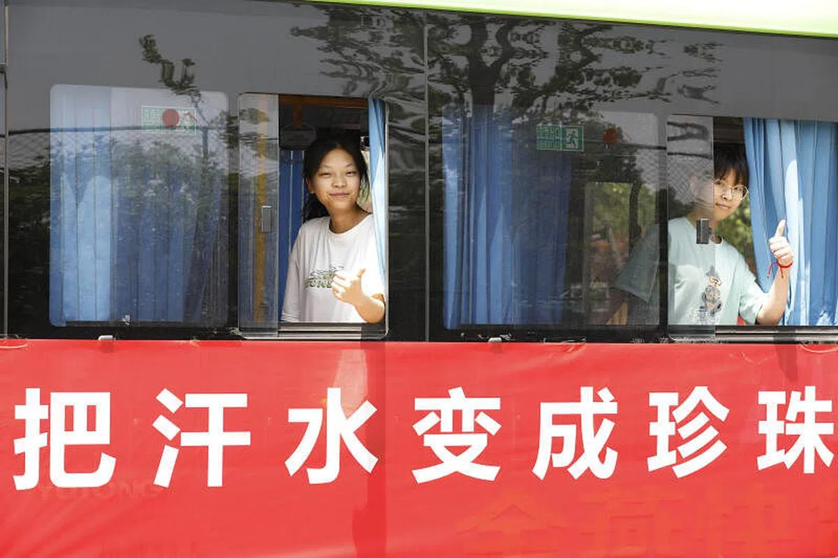 6月7日，在河南省平顶山市宝丰县第一高级中学考点，考生结束首场科目考试后乘车离开考场。（新华社）