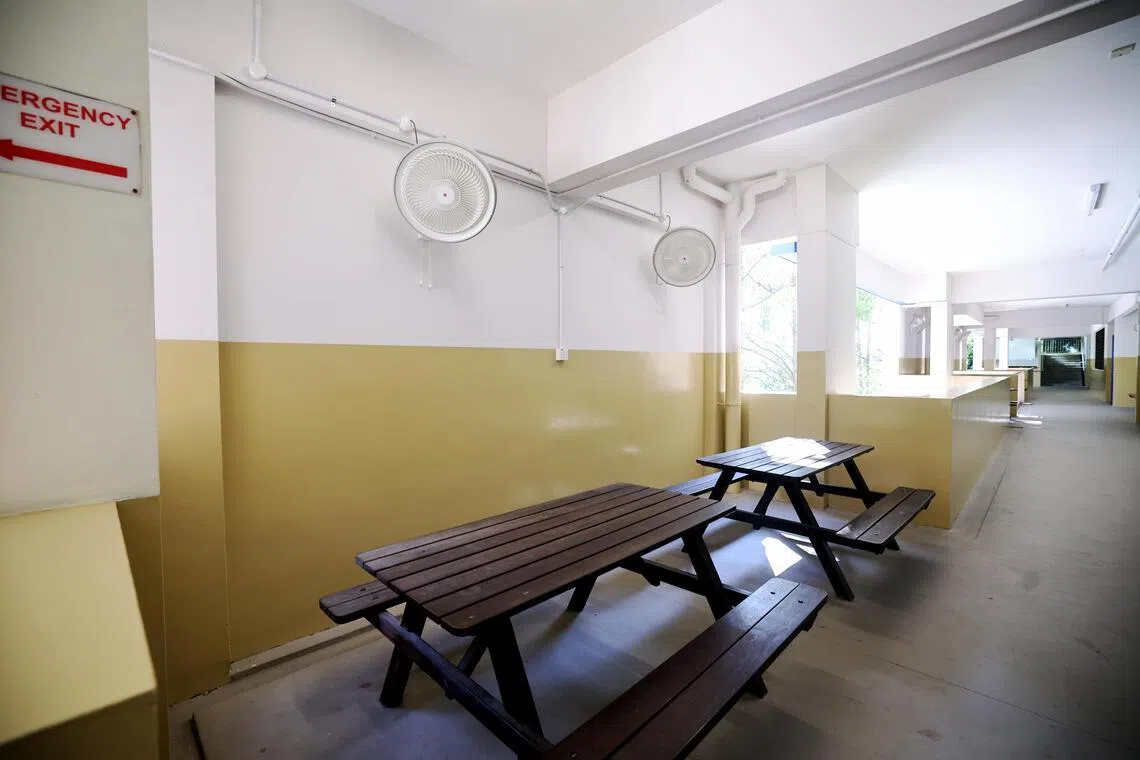 为了让室外学习区凉快，圣安德烈中学在墙上装置了风扇，确保学生学习不受高温干扰。（陈渊庄摄）