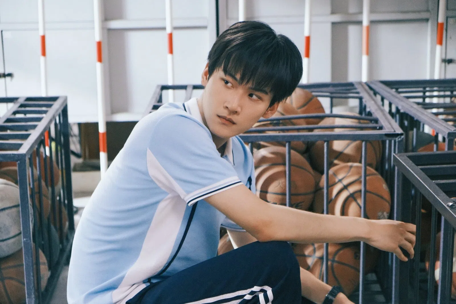 李雾在学校器材室被三个同学围攻丢排球。（取自周柯宇工作室微博）