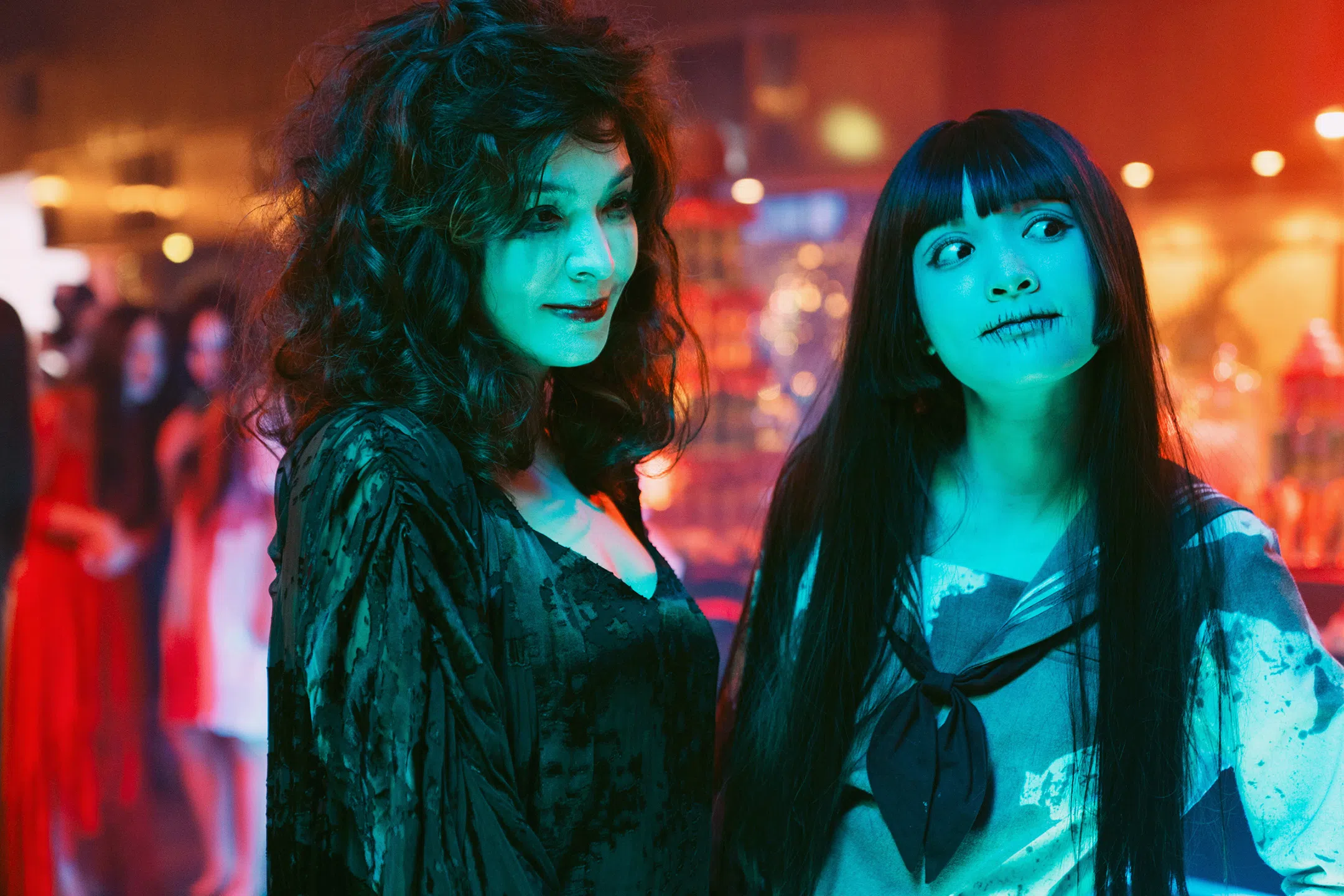 张榕容（左）在片中饰演“鬼后”，王净则是刚出道的菜鸟新鬼。（索尼影视娱乐提供）