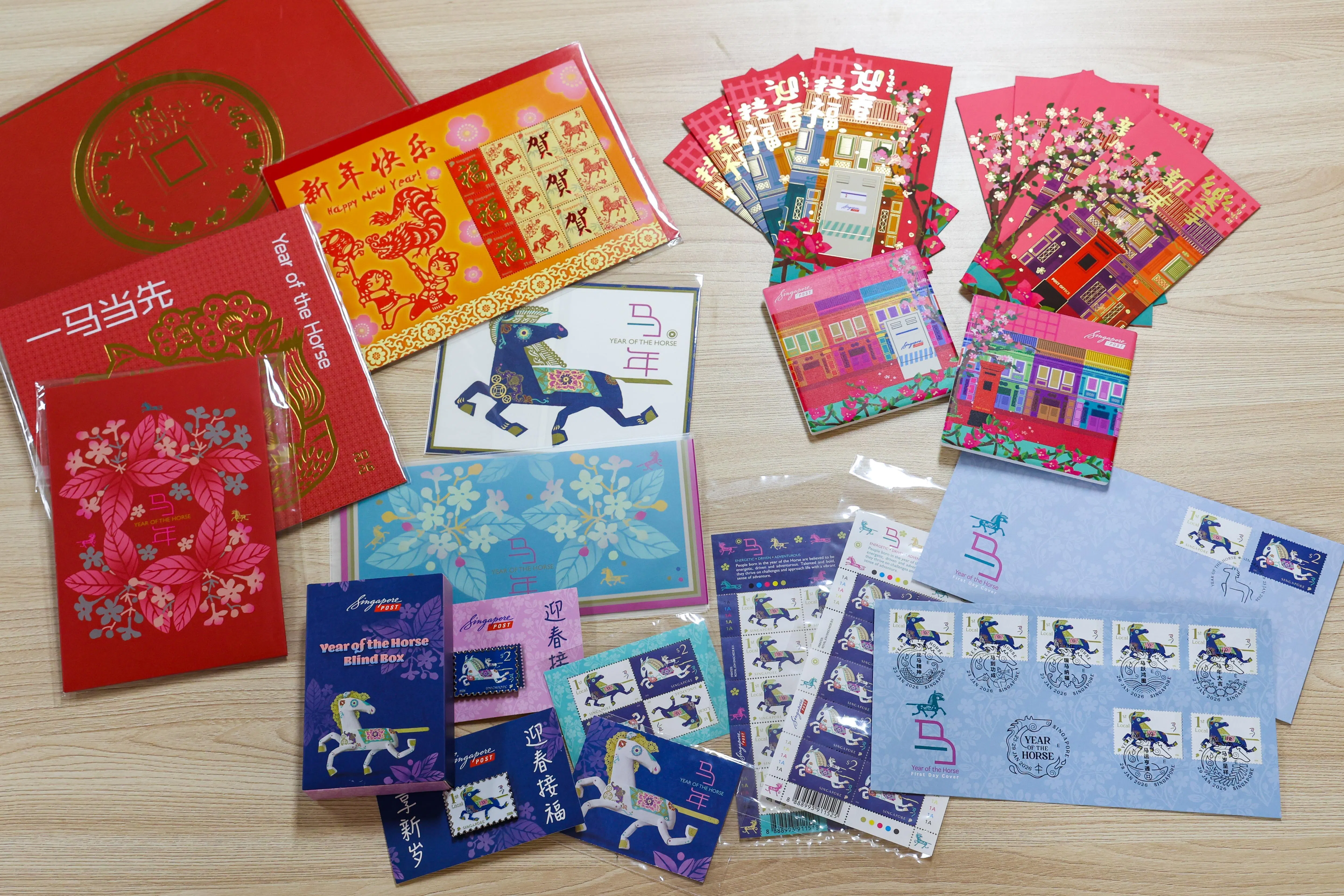 星期五发行的马年生肖邮票含两种面值，分别是6角2分的第一级本地邮资和2元邮票，此外，还有张贴了全套邮票并盖有马年邮戳的首日封、马年邮票夹等邮品。（林明顺摄）