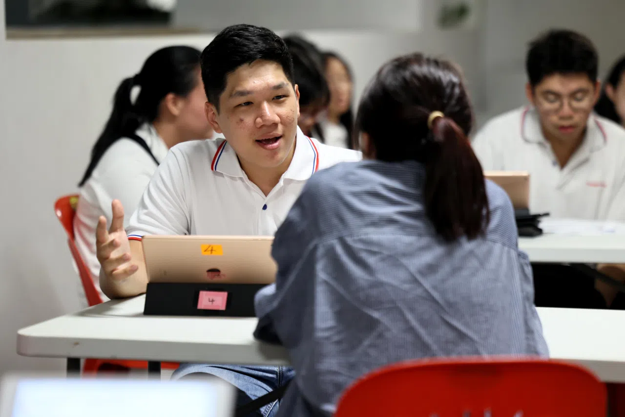 李昭逸每个月的几个周一晚上会在住家附近协助议员接见选民，帮有需要的邻居写申诉信等。（龙国雄摄）