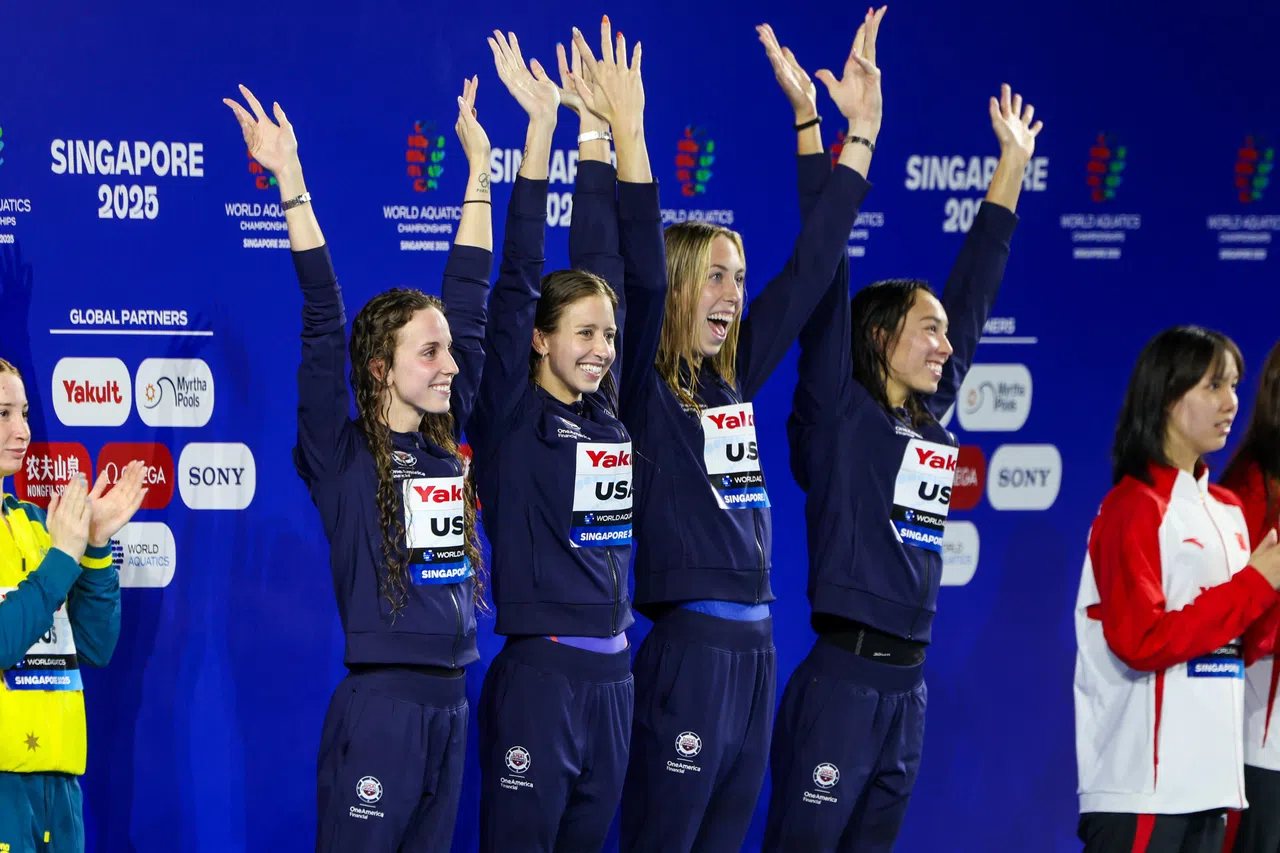 美国女队打破自己保持的世界纪录，左起为雷根、凯特、格蕾琴和简爱。（白艳琳摄）