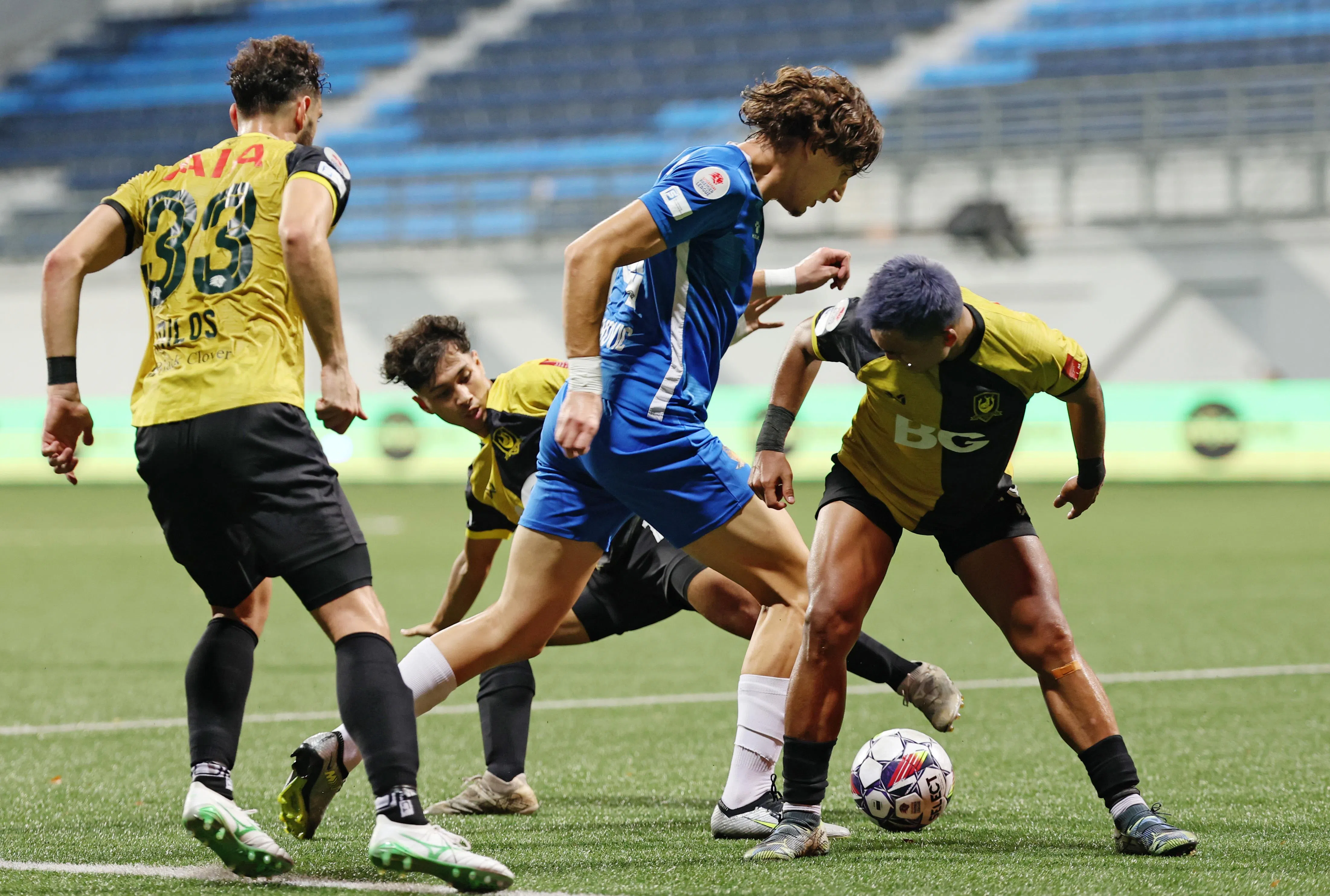 尽管蓝衣球员被多名防守球员包围，“动作优先”模式还是能一直对焦他。（谢智扬摄）