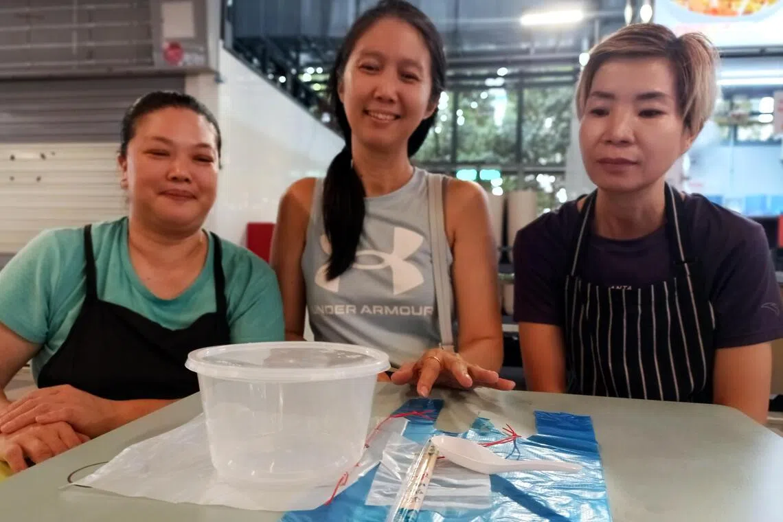 三名小贩杨亚敏（左起）、谢文惠和高美玲受访时说，塑料盒连同袋子、汤匙和筷子的“打包配套”实际成本约两角八分，而不是只有几分钱。她们希望公众理解小贩的压力，给予多一分尊重与体谅。（温伟中摄）