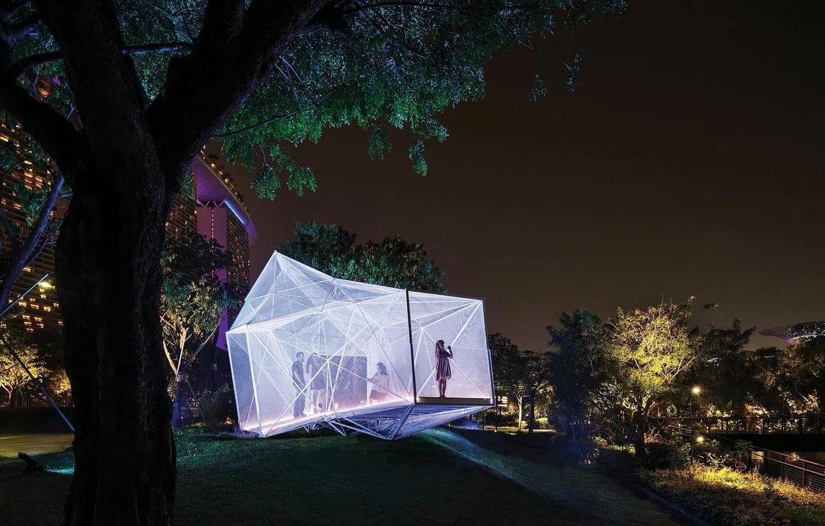 3D打印的AirMesh透气网孔凉亭宛如夜放光明的巨型灯笼。