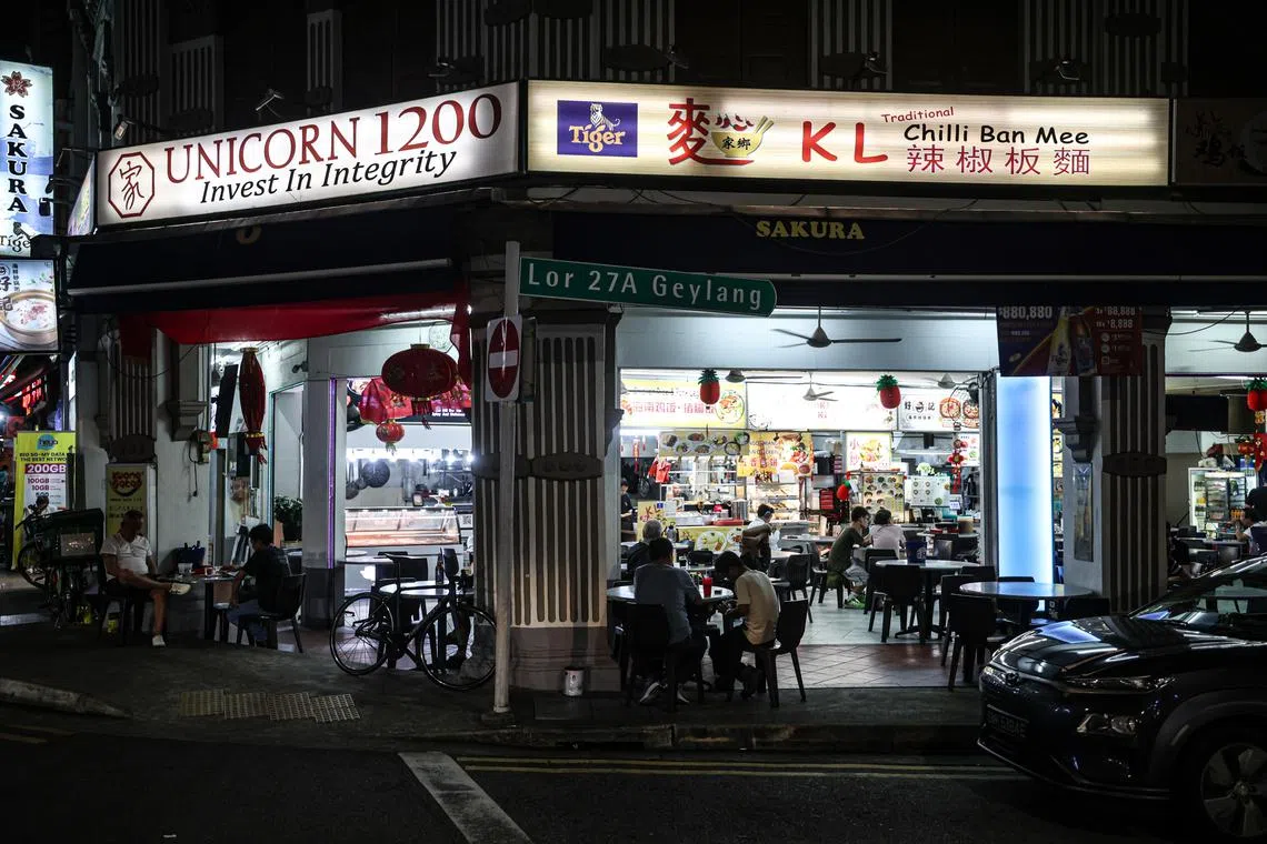 芽笼路517号的27A咖啡店，因三次未能保持厕所清洁和完好被记12分，被罚款1300元。（关俊威摄）