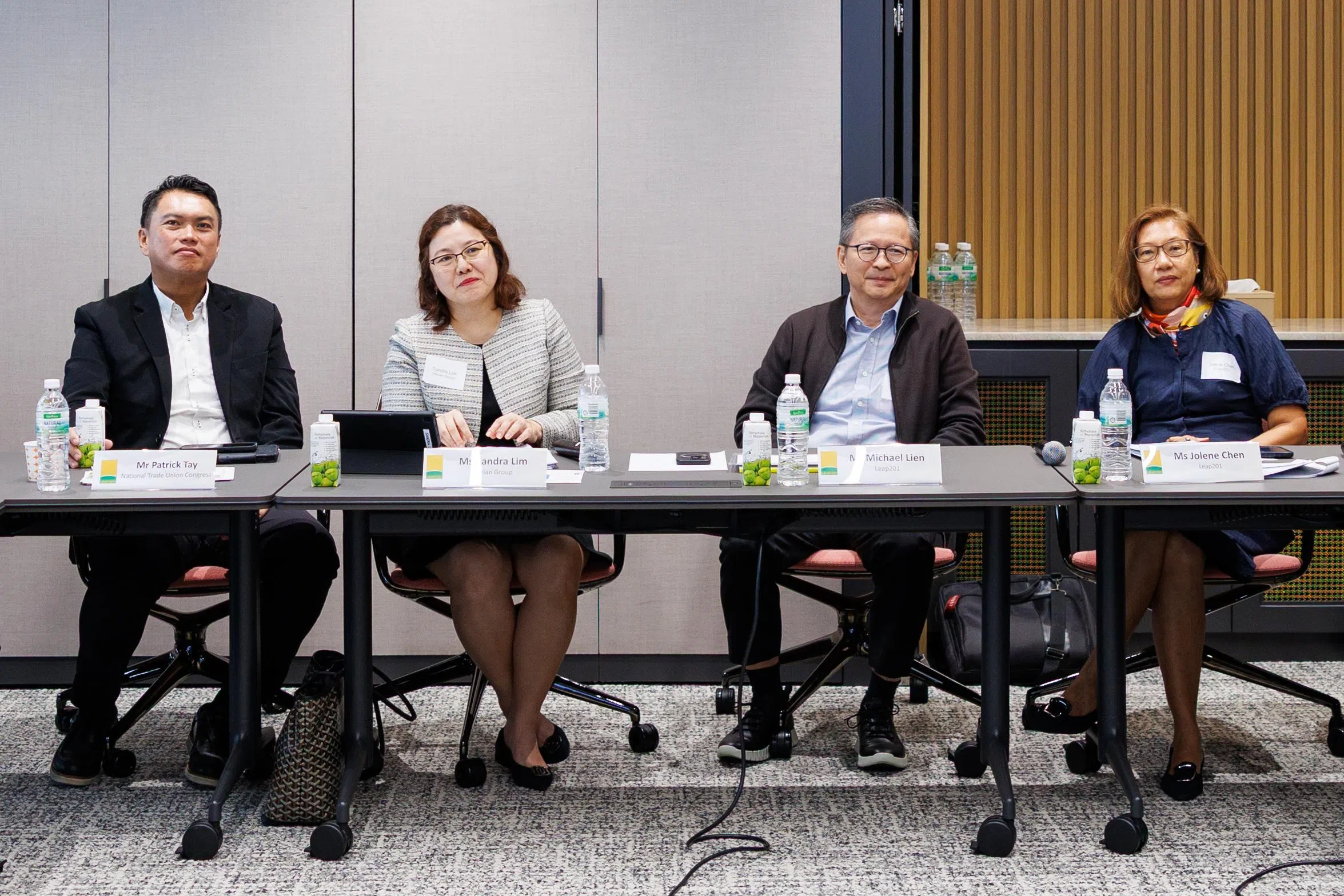 职总助理秘书长郑德源（左起）、Verian东南亚区域总裁林明月、飞翔201主席连宗廉和执行董事陈秀文，在9月9日的圆桌会议上发言，探讨为本地“初老族”提供更多支持。（飞翔201提供）
