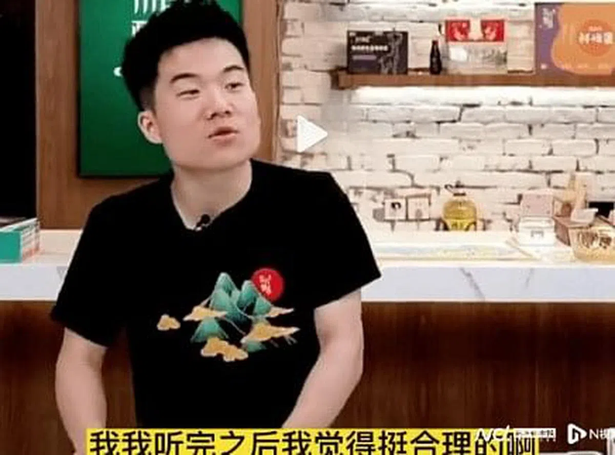 罗敏跑到新东方直播间东方甄选狂刷礼物以获得更多关注，被主播董宇辉拉黑。董宇辉随后隐晦解释了拉黑原因。（视频截取）