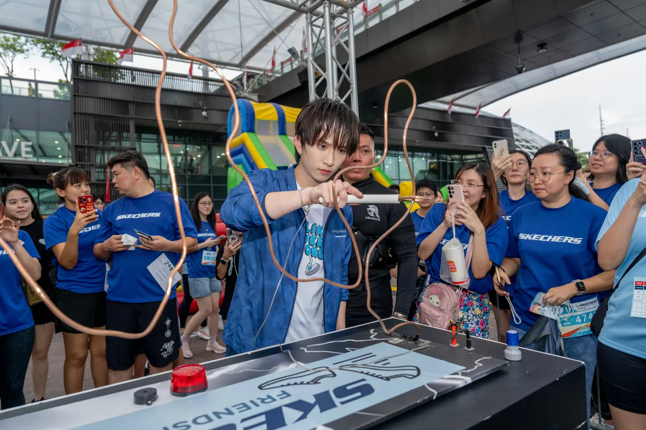 邱锋泽在活动现场玩游戏。（Skechers提供）