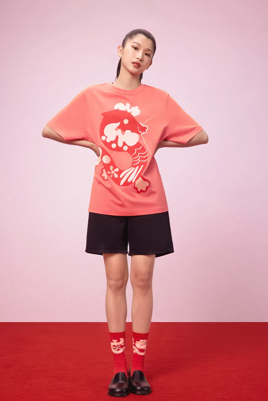 Marimekko今年庆祝Unikko花图绽放60周年，特地请了龙儿与花儿在T恤上共舞。（Marimekko提供）