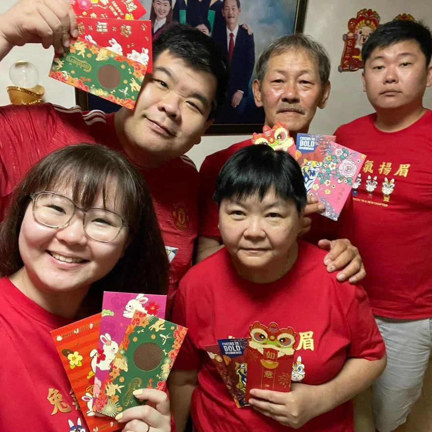 陆美珍（前排左）去年过年时，与先生李伟康（后排左一）一起回娘家拜年。陆美珍的哥哥陆勇良（后排右一）和父母会包红包给她，她也同样会包给家人。（受访者提供）