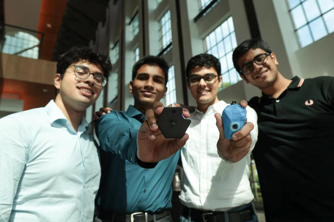 雅杰特（左起）、斯帕什、末那和斯里瓦德汗设计出佩戴式辅助装置yaR，帮助视觉障碍者更好了解身边情况，获得戴森设计大奖全国亚军。（张俊杰摄）