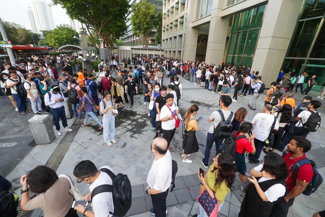 波那维斯达地铁站出口D昨天在下班高峰时段提供接驳巴士服务，接驳巴士站排起长长的人龙。（蔡家增摄）