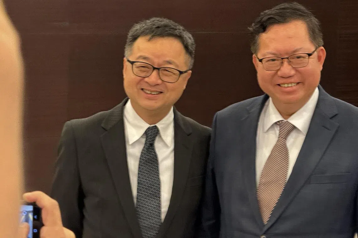海峡交流基金会6月7日下午举行董监事会，通过新任董事长郑文灿（右）、副董事长兼秘书长罗文嘉（左）人事案。图为两人进入会议前在场外合影。（缪宗翰摄）