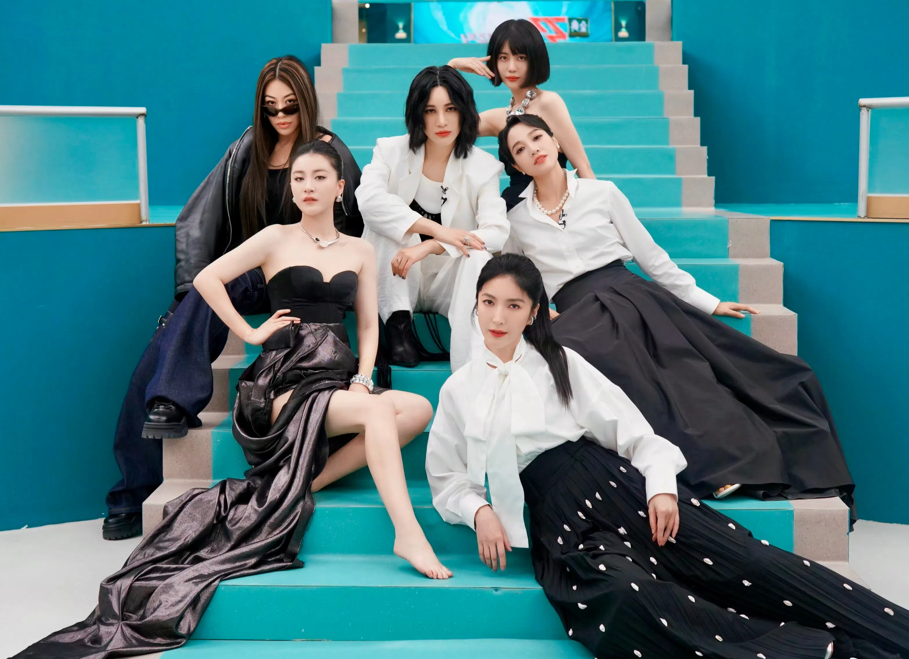 《乘风2024》第一场公演，尚雯婕（后排中）与蔡诗芸（后排左起，顺时针）、李溪芮、朱丹、杨谨华及李嘉格组成一队。（取自李嘉格微博）