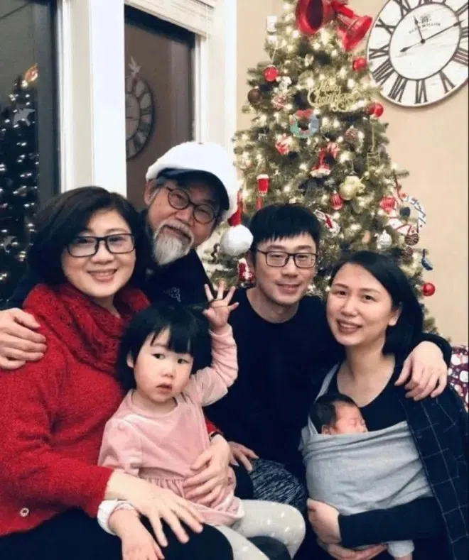 元华（后排左二）和家人享受天伦乐。（互联网）