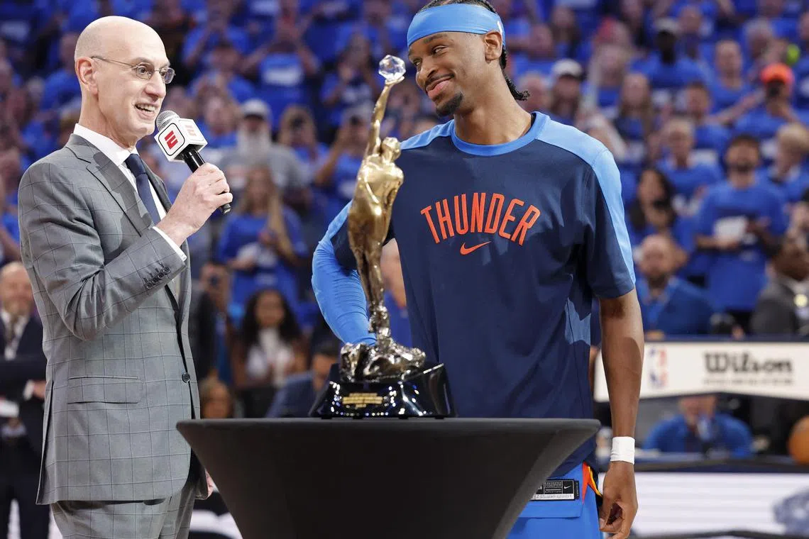 NBA总裁萧华（左）赛前为雷霆后卫亚历山大（右）颁发常规赛MVP奖项。亚历山大本赛季常规赛场均砍下32.7分5.0篮板6.4助攻，带领雷霆取得68胜14负的战绩，胜率高达82.93％。（路透社）